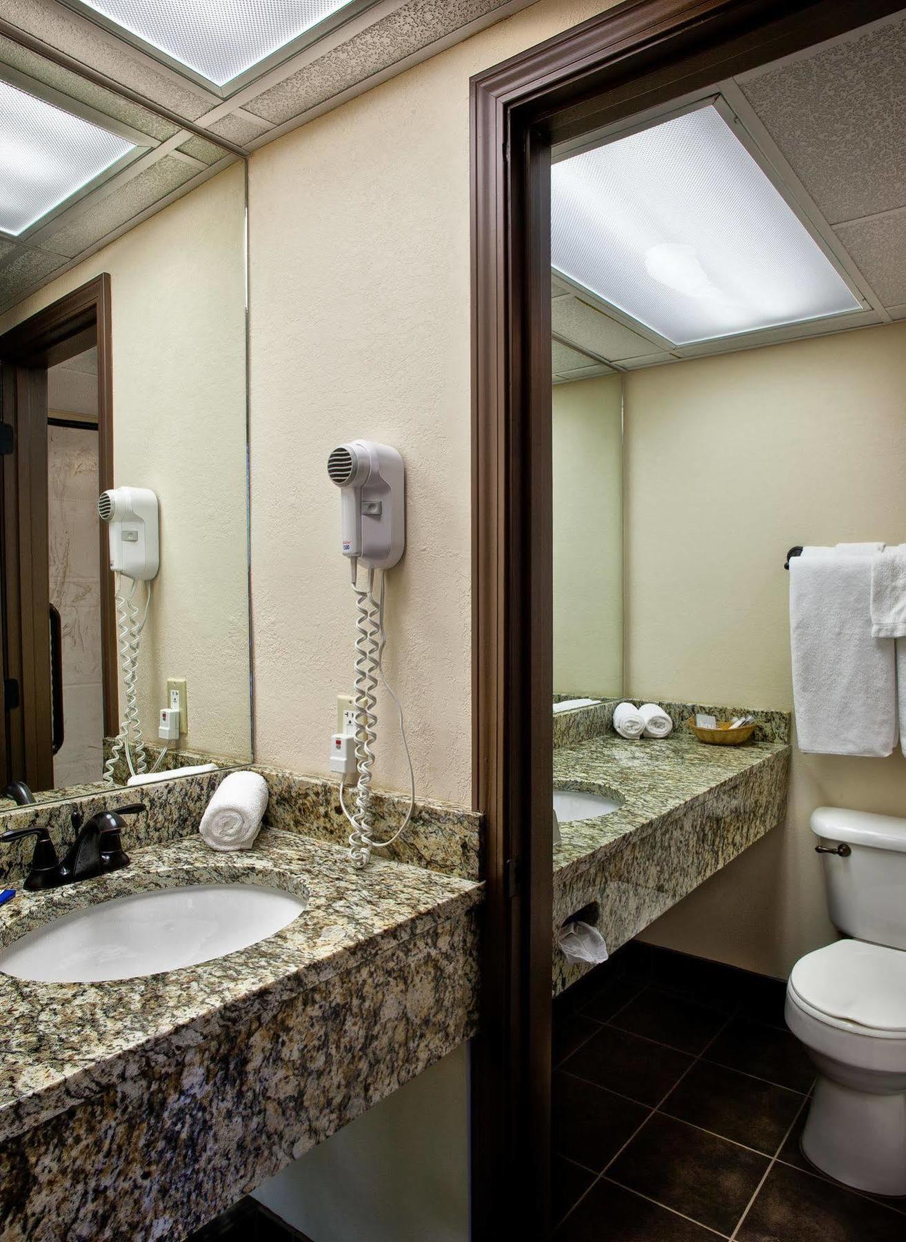 Helendorf River Inn, Suites & Conference Center Екстериор снимка