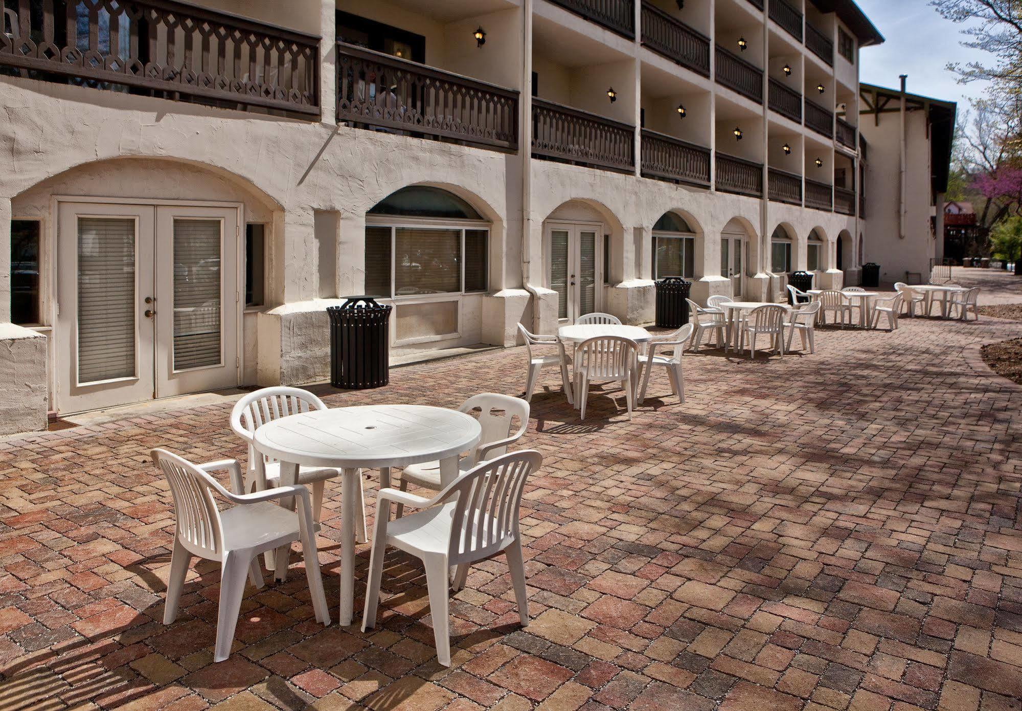Helendorf River Inn, Suites & Conference Center Екстериор снимка