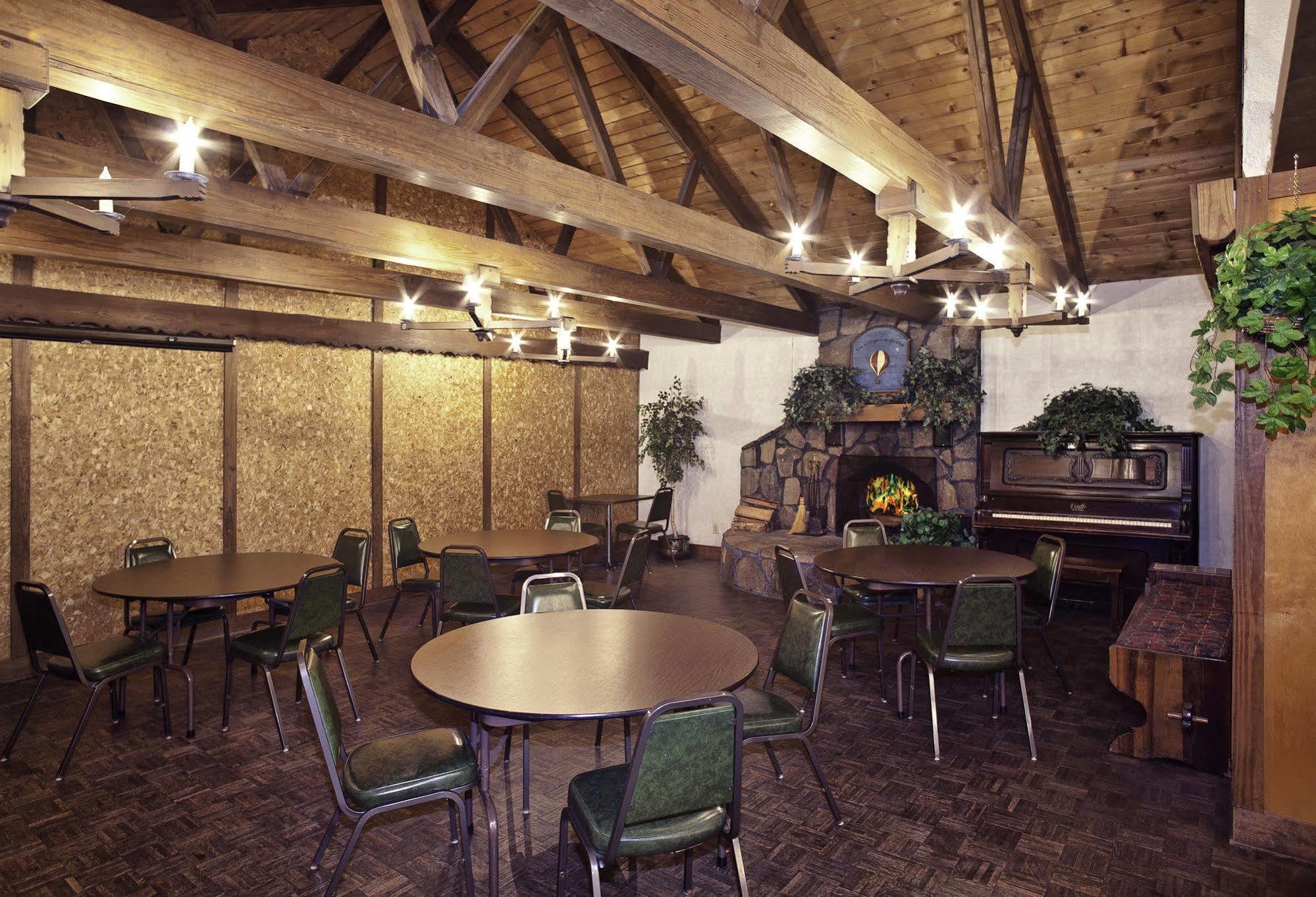 Helendorf River Inn, Suites & Conference Center Екстериор снимка