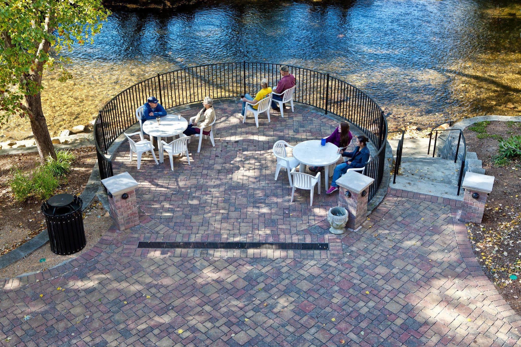 Helendorf River Inn, Suites & Conference Center Екстериор снимка